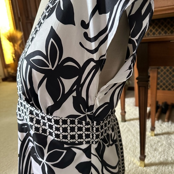 White House Black Market 100% Silk Blouse With Cap sleeves Black and White MED - Picture 8 of 9